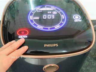 14、五花肉蒜香腊味焖饭,再次遮上锅盖，焖15分钟左右