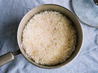 1、蔬菜盖饭配山葵蛋黄酱,按照包装袋上的说明煮熟寿司米