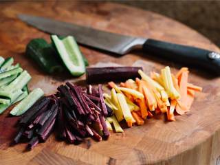 2、蔬菜盖饭配山葵蛋黄酱,煮饭的时候，把小黄瓜 对半切开，挖出籽，再切成火柴棍大小的条状；中号胡萝卜 切成条。