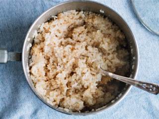 3、蔬菜盖饭配山葵蛋黄酱,取一个小号器皿，混合酱油 ，米醋 ，味霖 。米饭煮好后，把调味汁倒入，拌匀。