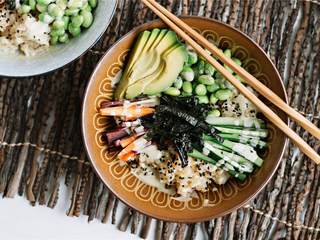 7、蔬菜盖饭配山葵蛋黄酱,淋上适量蛋黄酱，中心位置再放上一把海苔丝，就可以开动啦！