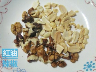 3、红油辣椒,花生核桃剁碎，取出侵泡的干辣椒小段控去水分。