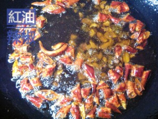 7、红油辣椒,花生碎稍微变色，立即投入备好的干辣片，锅里随即起沫。