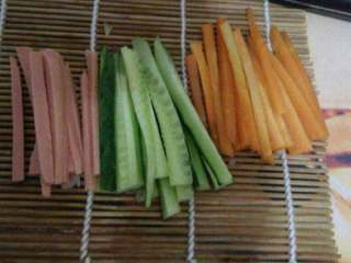 2、日本寿司,火腿胡萝卜黄瓜切长条