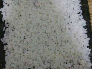 3、日本寿司,把糖，盐，寿司醋调均匀加在米饭里，米饭铺在紫菜上面，