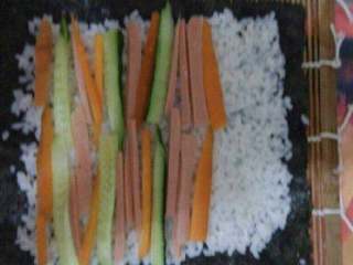 4、日本寿司,放上火腿，胡萝卜，黄瓜