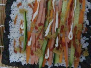 5、日本寿司,挤上沙拉酱，番茄酱，肉松