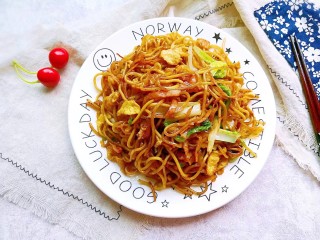 1、火腿鸡蛋炒面,来张美照!是不是很诱人!