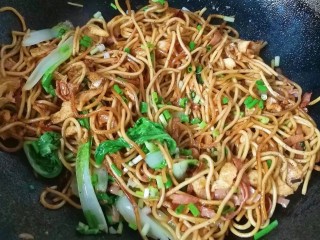 11、火腿鸡蛋炒面,最后调入适量胡椒,鸡精炒均匀;起锅前点少许陈醋和葱花炒均出锅。