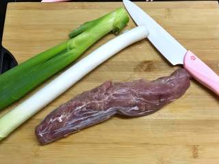 1、京酱肉丝,准备好食材。