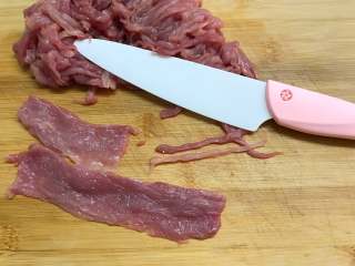 3、京酱肉丝,然后片成片切成粗细均匀的肉丝。