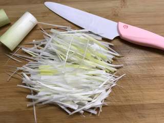 5、京酱肉丝,大葱白切细丝。