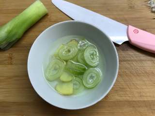 6、京酱肉丝,葱绿部分切小段和老姜一起用水泡成葱、姜水。