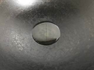 8、京酱肉丝,锅中倒入油。