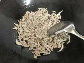 9、京酱肉丝,待油温4成时放入腌好的肉丝，划散，等颜色变白后盛出。