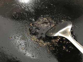 10、京酱肉丝,锅中再倒入适量油，放入甜面酱。
