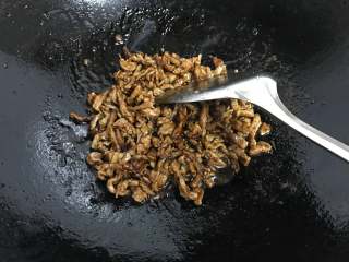 12、京酱肉丝,等到炒至酱汁变得浓稠时，放入肉丝，不停地翻炒，使甜面酱均匀地沾在肉丝上。