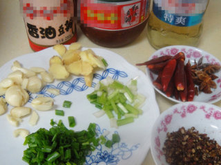 4、湖南麻辣小龙虾,准备所有调料（小葱葱白和葱叶分开切）
