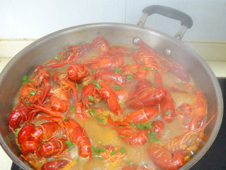 12、湖南麻辣小龙虾,之后打开加入葱花后熄火出锅