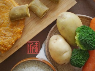 1、一份双人餐，日式咖喱鸡排饭、日式番茄牛腩饭,另外准备一些食材，土豆、洋葱、胡萝卜、西兰花、西红柿、鸡排、牛肉，和神秘酱料。