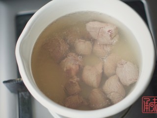 3、一份双人餐，日式咖喱鸡排饭、日式番茄牛腩饭,牛肉焯水后并煮熟。