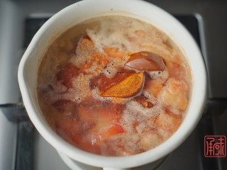 4、一份双人餐，日式咖喱鸡排饭、日式番茄牛腩饭,放入切好并去皮的西红柿、土豆、胡萝卜