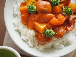 6、一份双人餐，日式咖喱鸡排饭、日式番茄牛腩饭,汤汁烧开后，转至小火煮15分钟，让蔬菜和牛肉充分的吸收到汤汁的味道。然后盛到米饭上，这样香浓好吃的日式番茄牛腩饭就做好了。