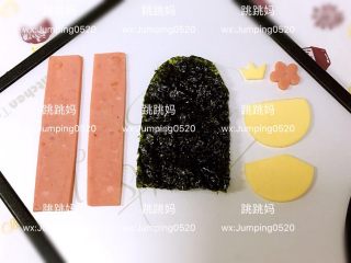 2、公主饭团,1、海苔、芝士片、火腿如图做出造型。