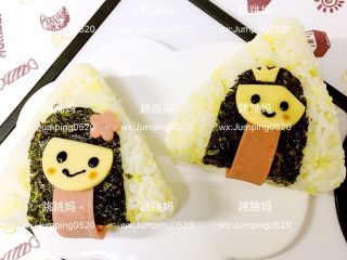 6、公主饭团,用黑芝麻酱画出眼睛、嘴巴；番茄酱画出脸蛋！