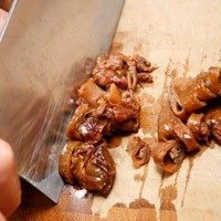 1、蜜汁小卷三角饭团,取出罐头蜜汁小卷切小块，青葱切葱花，蒜头、辣椒去籽切末。