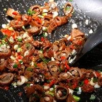 2、蜜汁小卷三角饭团,将步骤1的材料放入炒锅，以中火翻炒至收汁备用。