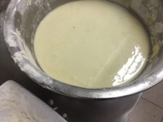 7、 Hosso Frrito 小龙卷!, 到一碗水 加点油 用手拍成这样 这种叫炸糊