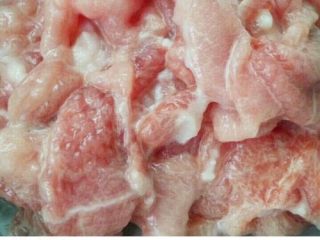 1、水煮肉片,将事先洗净切薄的肉片加入盐，少许淀粉，少许料酒，搅拌均匀，腌制半小时。