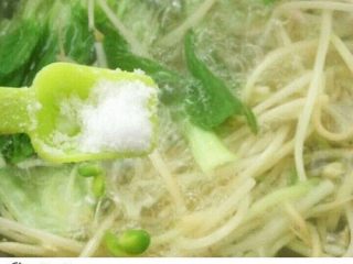 2、水煮肉片,将自己喜欢的蔬菜下锅焯烫至断生后捞出过凉并控水（焯烫时加盐和少许油，颜色更鲜嫩）