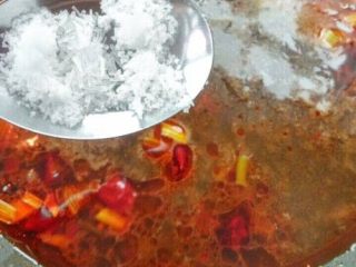 4、水煮肉片,待爆出香味后加入适量清水，并加入生抽，盐，味精，白糖进行调味。