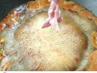 5、水煮肉片,待汤汁煮熟后，把肉片一片片下锅，煮熟（喜欢浓稠的可加入适量淀粉勾芡）