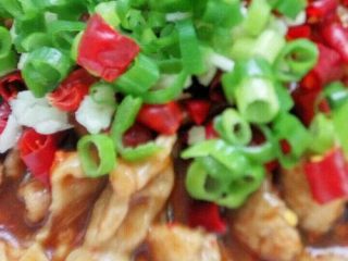 6、水煮肉片,待煮熟后倒入大碗中、上面撒上葱末，蒜末，干辣椒。