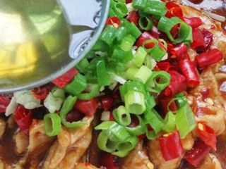 7、水煮肉片,另起锅，热油8成熟，关火，淋在蒜末，葱末以及干辣椒上