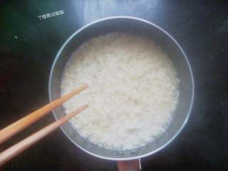 3、自制火鸡面,开水入锅煮1分钟，煮至方面松散，用筷子捞出