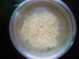 4、自制火鸡面,把煮好的泡面放入冷水中过凉，这样可以让面条更加Q弹