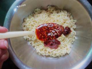 6、自制火鸡面,在加一勺辣椒油