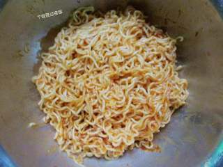 7、自制火鸡面,带上一次性手套，把酱汁与面条充分拌起来