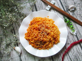 11、自制火鸡面,整个口腔都被辣味快速占领，让你的口腔辣到极点