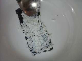 2、简单的寿司,先把米饭抹在海苔上（不要抹太多饭）