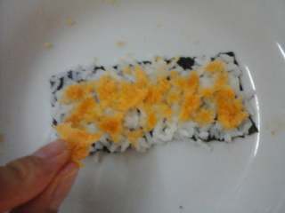 3、简单的寿司,再放些肉松上去