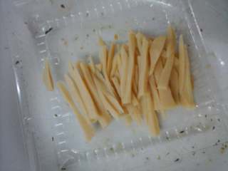 4、简单的寿司,把火腿肠切成条