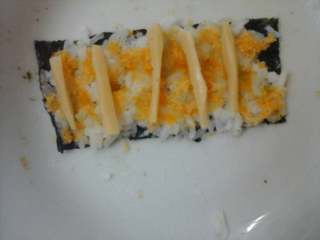 5、简单的寿司,然后放上几条短短的火腿肠