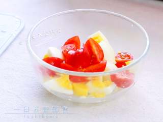 4、白煮蛋玉米沙拉,圣女果洗净切丁，放碗中。