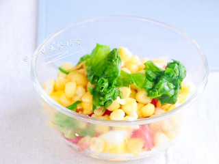 7、白煮蛋玉米沙拉,放一起。