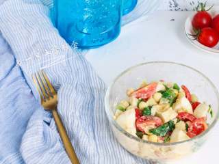 9、白煮蛋玉米沙拉,很多食材都可以用来做沙拉，不仅仅这些，鸡胸、牛肉、鱼肉也都可以，可以经常换着食材来。